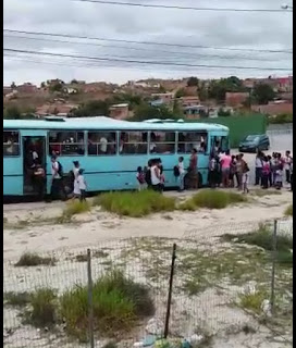 🚨 DENÚNCIA DO LEITOR: Morador registra o momento exato em que ônibus escolar chegam super lotados  no bairro do JD.limoeiro