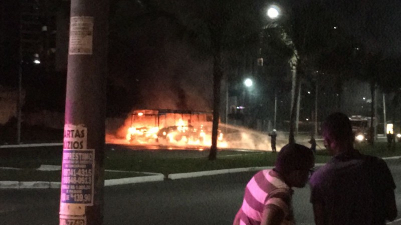 Ônibus é incendiado na Orla