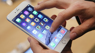 Apple confirma que reduz desempenho de iPhones com baterias velhas
