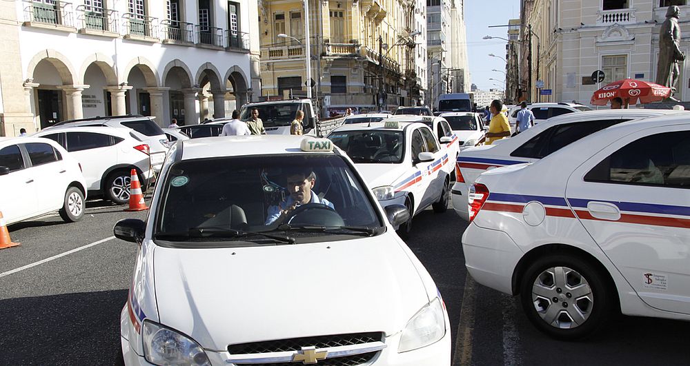 Prefeitura de Salvador substitui 200 carros alugados por táxis chamados por app