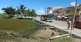 Passageiros pedem cobertura em ponto de ônibus de Jaua.