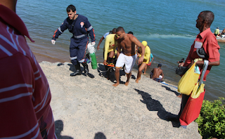Homem se afoga na praia de Jacuípe e é socorrido por salva vidas.