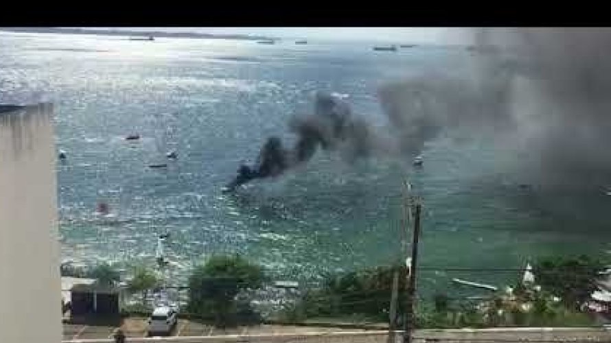 Lancha pega fogo no Yacht Clube, em Salvador; veja vídeo