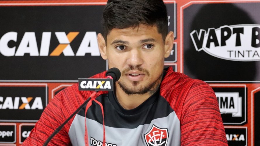 Vitória renova contrato do atacante Léo Ceará