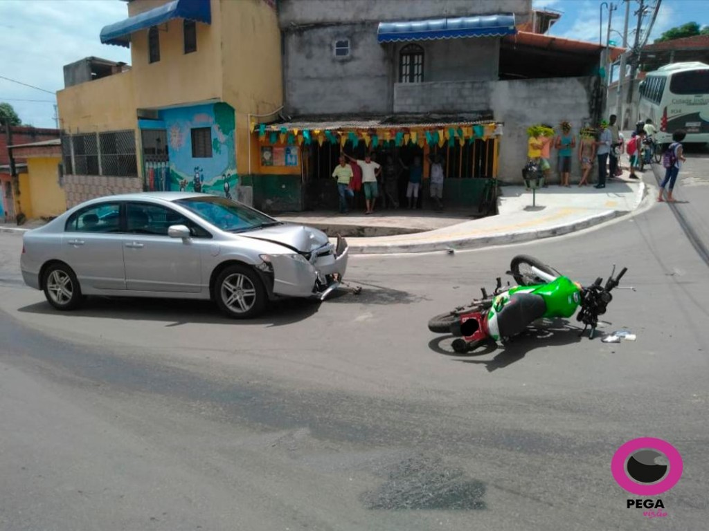 Acidente entre carro e moto deixa motociclista ferido em Camaçari