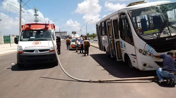 Ônibus bate em poste após motorista passar mal em Camaçari