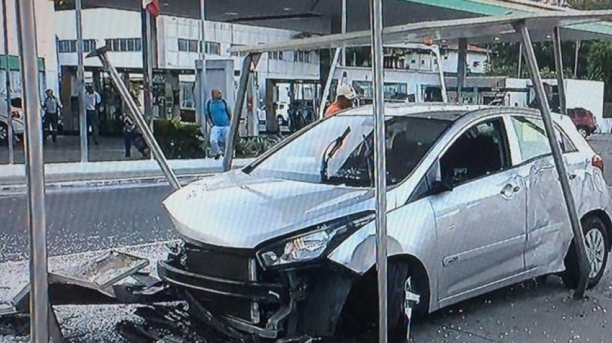 Motorista fica ferido após perder controle do carro e invadir ponto de ônibus na Bonocô
