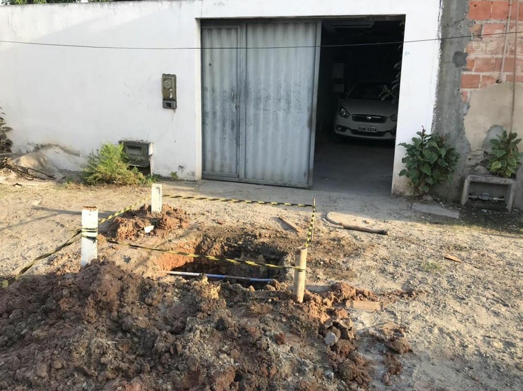 BURACO ABERTO: Funcionários da embasa abrem buraco e trava três garagens na Nova Vitória
