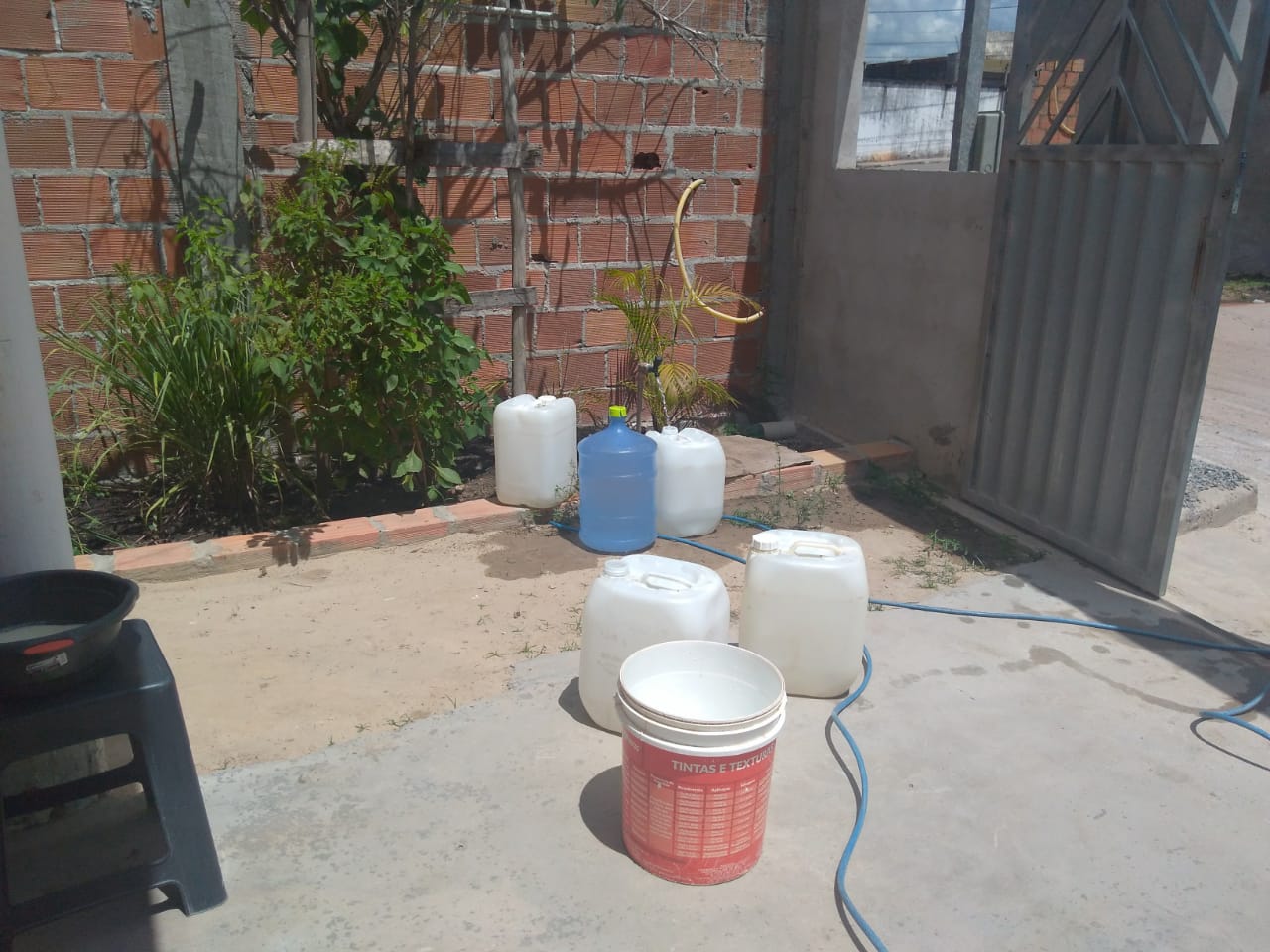 “Mais uma manobra sem água” diz moradores da rua Pataxós no Phoc III