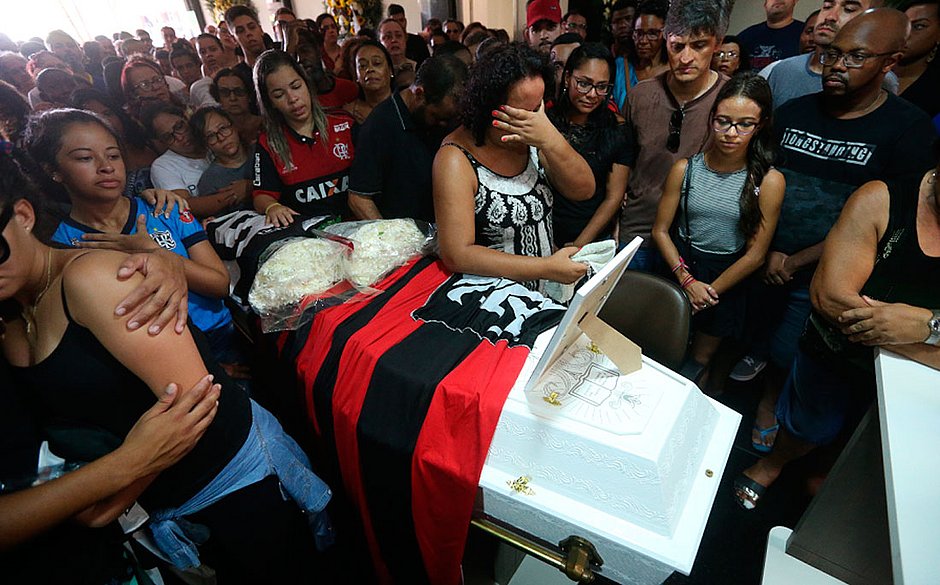 Com ‘Parabéns’, vítima de incêndio do Flamengo é enterrada