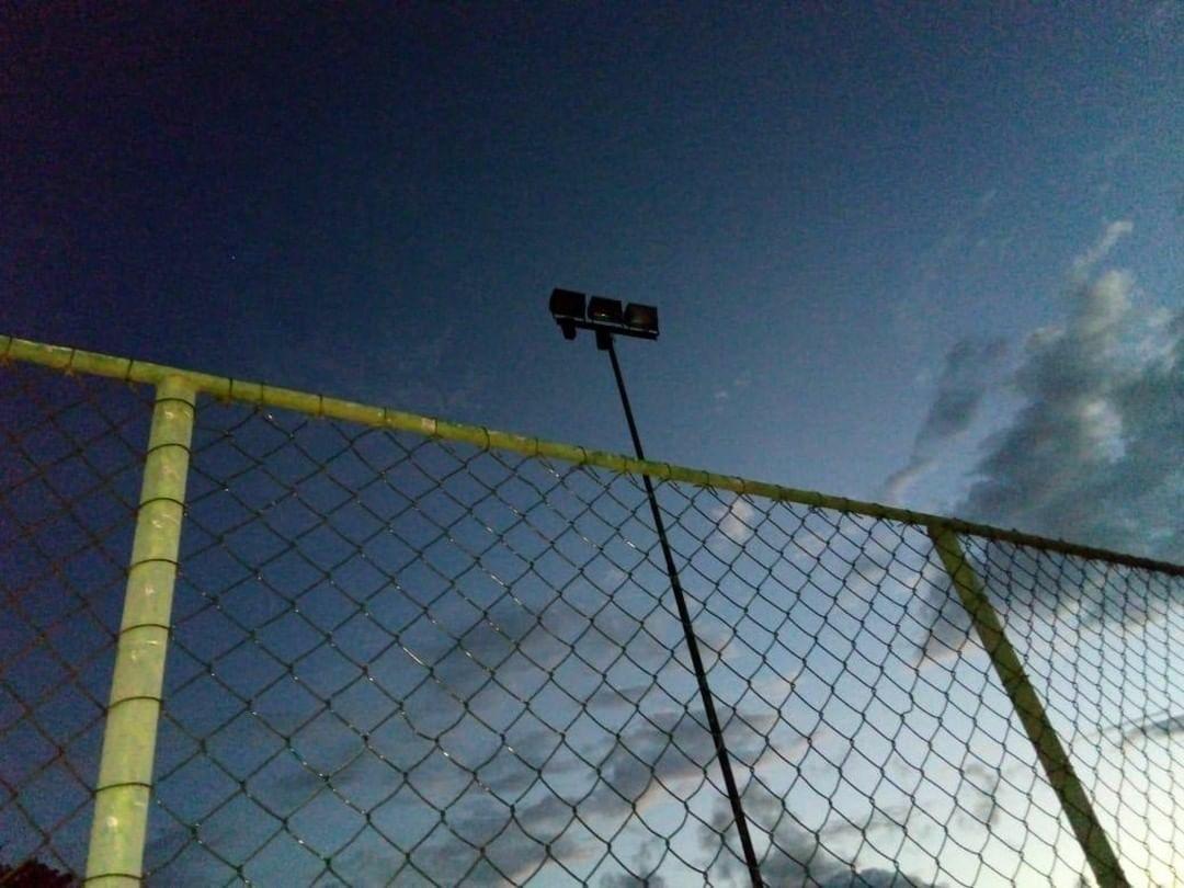 NA ESCURIDÃO! Quadra de esporte de escola em parafuso está sem iluminação