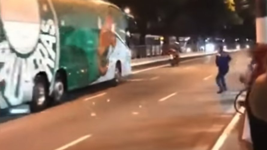 Após ataque a ônibus, Palmeiras reforça segurança na saída e condena ato; assista o vídeo