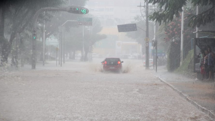 Chuva forte provoca alagamentos na Barra, Garibaldi e Centro de Salvador; veja vídeos