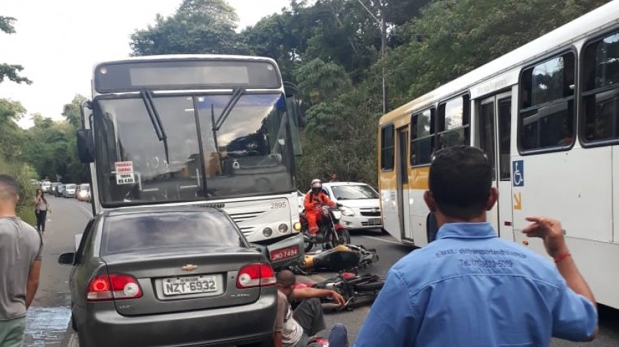 Batida entre ônibus, carro e duas motos deixa feridos na Estrada do Derba