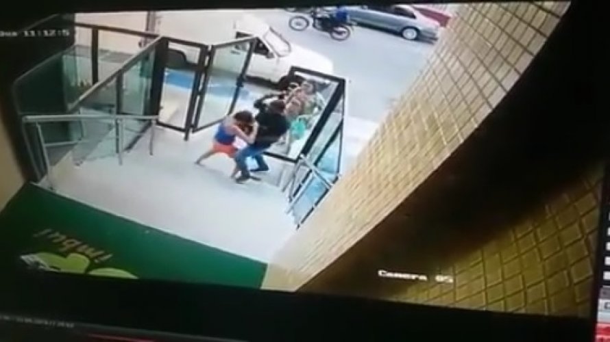 Vídeo: mulher é espancada por assaltante durante roubo no Imbuí