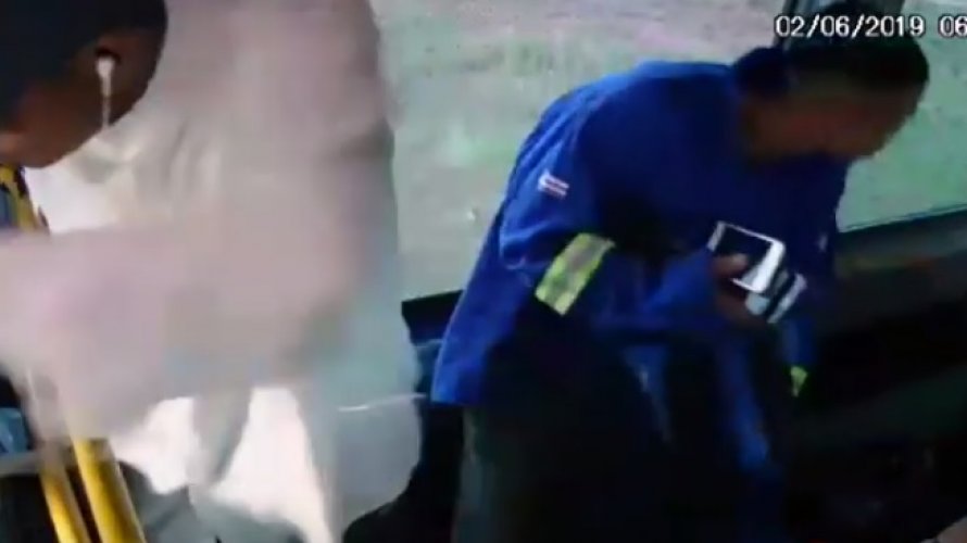 Homens são flagrados por câmeras roubando passageiros em micro-ônibus em Camaçari; assista