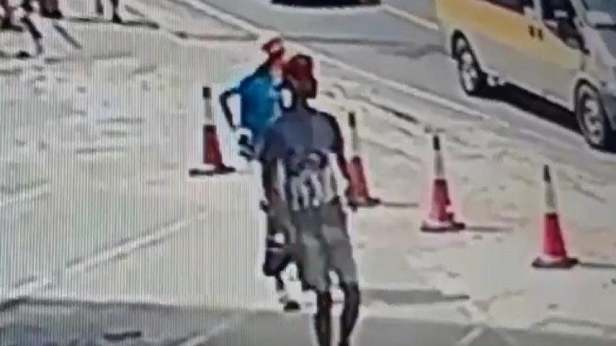 Câmera flagra dupla assaltando pedestres em plena luz do dia no Centro de Salvador; veja vídeo