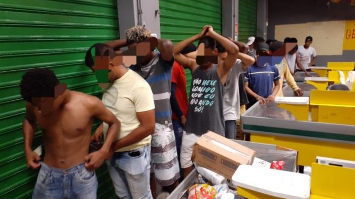 PM impede furto em Cosme de Farias e conduz 31 moradores