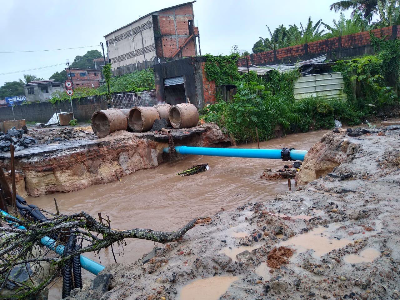 Fornecimento de água para alguns bairros de Camaçari é suspenso após incidente em obra da prefeitura