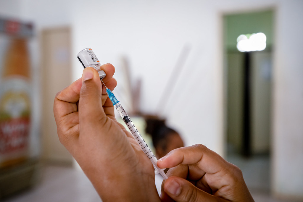 Vacinação contra Covid continua nesta terça (26) em Camaçari