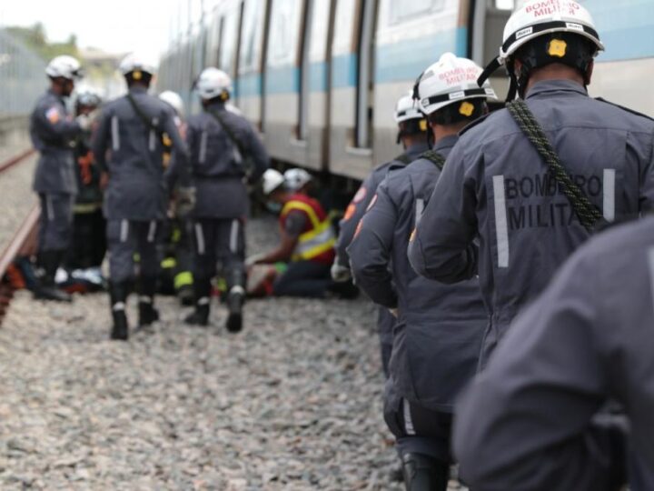 Bombeiros simulam resgates de vítimas em acidente no metrô