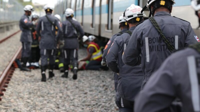 Bombeiros simulam resgates de vítimas em acidente no metrô
