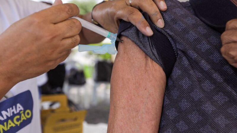 Vacinação contra Covid continua nesta segunda (2) em Camaçari