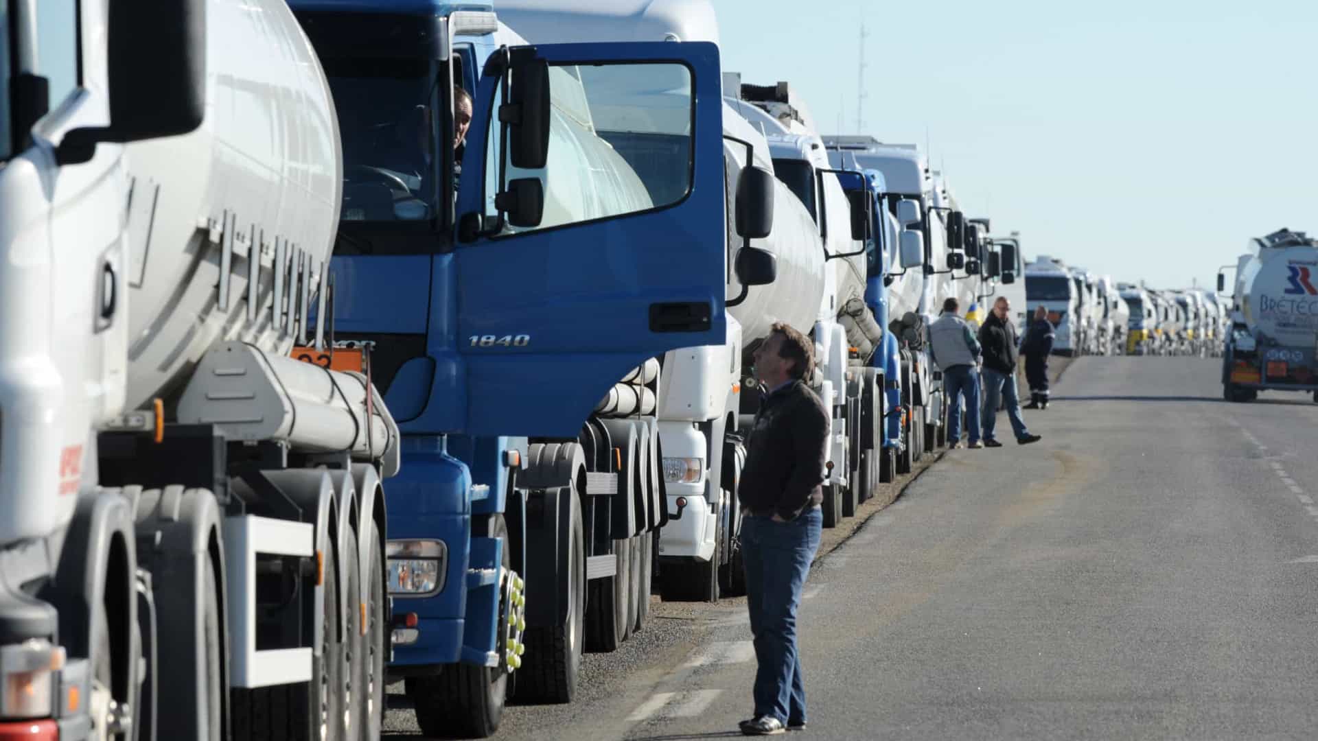 Caminhoneiros têm até segunda para pedir auxílio do governo