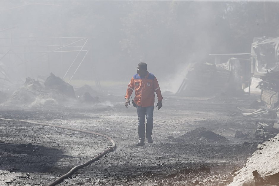 Incêndio atinge depósito de empresa que fabrica e armazena plásticos em Camaçari