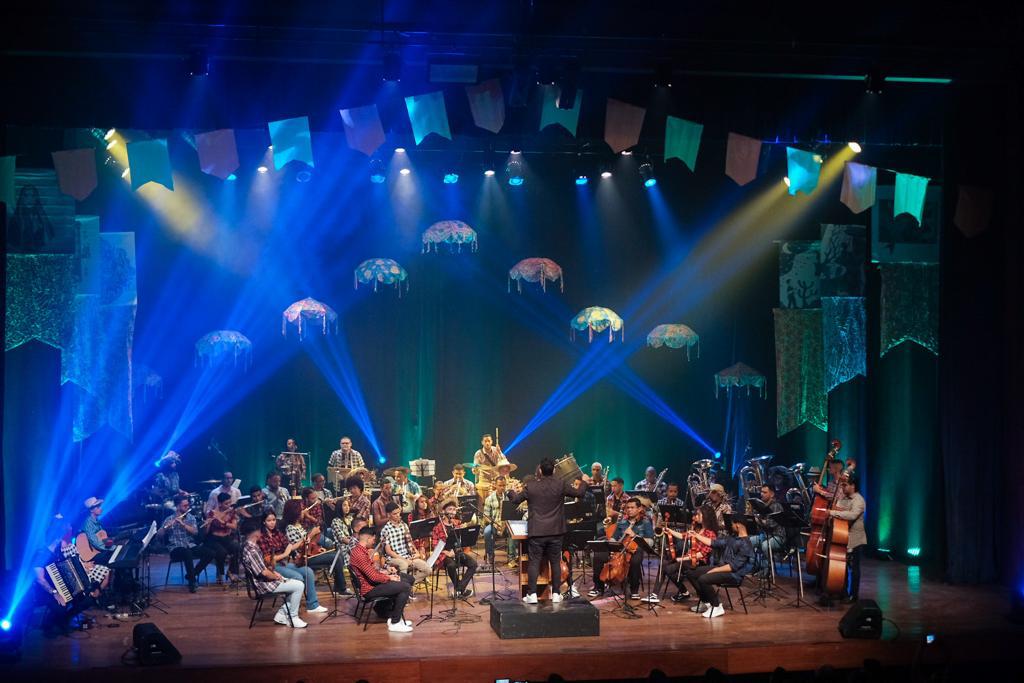 Concerto da Orquestra Caraípa lota Teatro Cidade do Saber