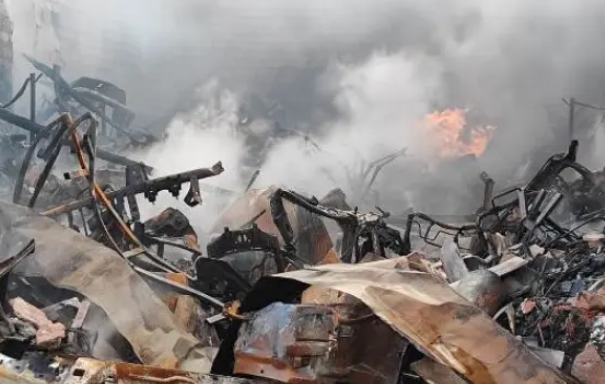 Incêndio destrói duas lojas de autopeças no Centro de Feira de Santana