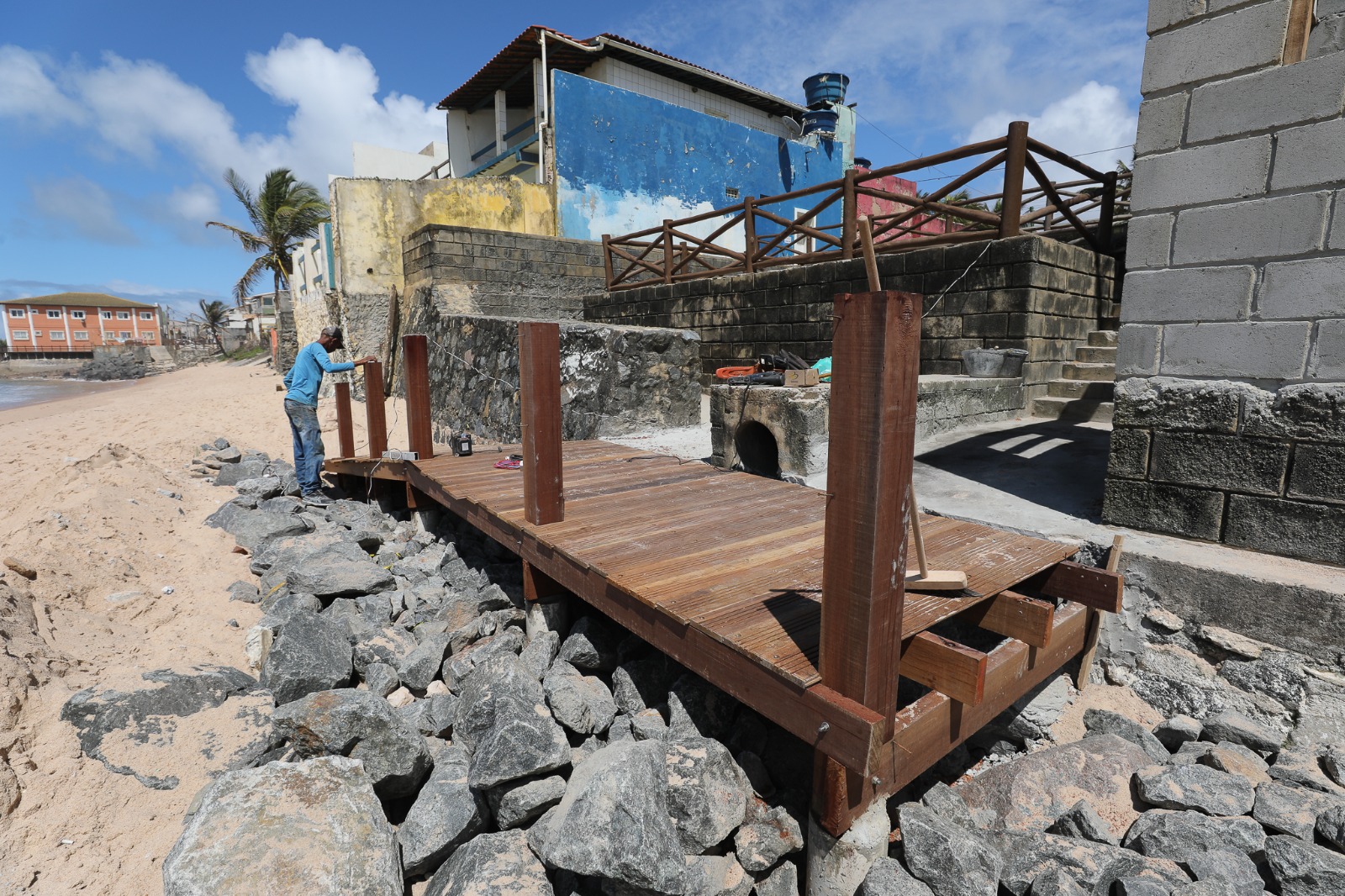 Manutenção do acesso à praia de Arembepe segue em andamento