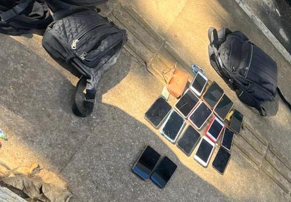 Polícia Militar prende trio estrangeiro após furtos de celulares em coletivo