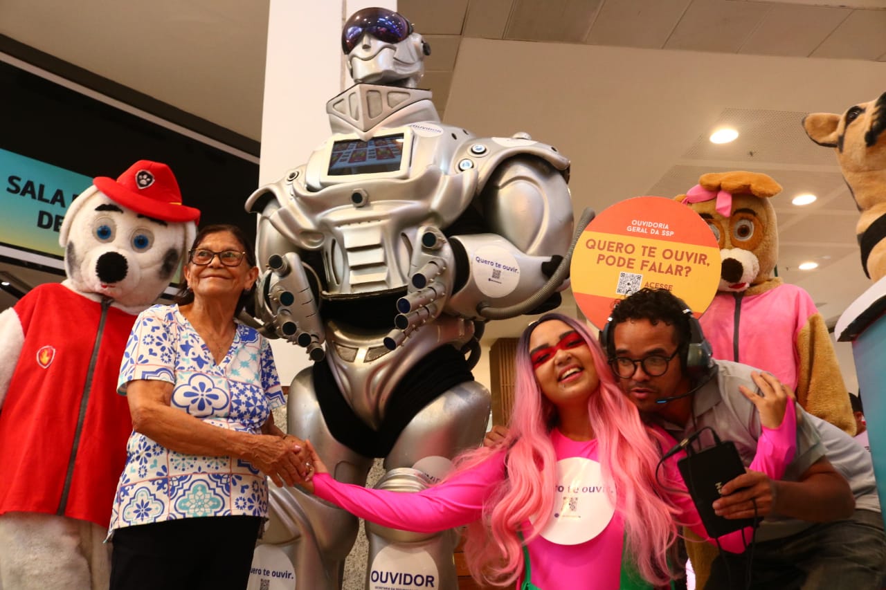 Robô da Ouvidoria Geral da SSP agita 2º dia da Expo Segurança Feira de Santana